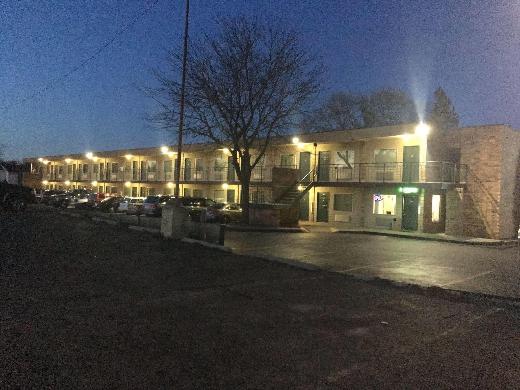Thunderbird Motor Inn Baraboo Kültér fotó